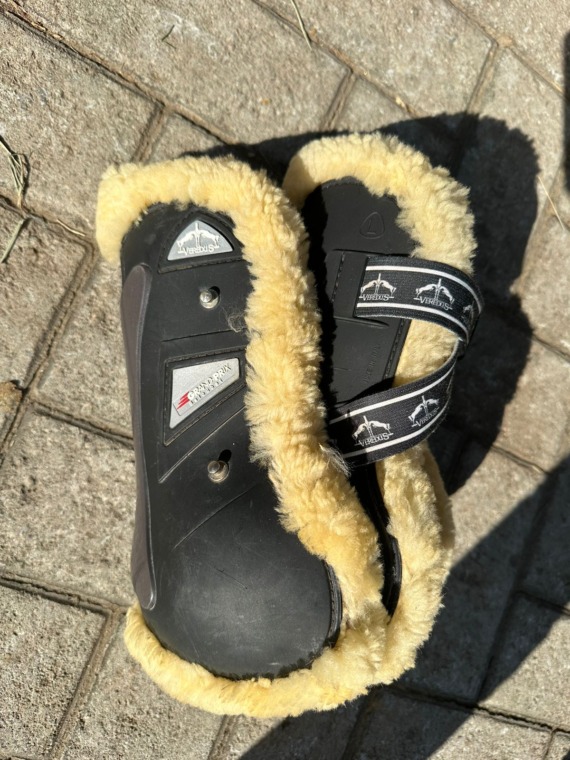 Caneleiras Veredus com pelego - G