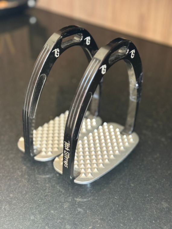 Par de estribos - Tech Stirrups - Preto